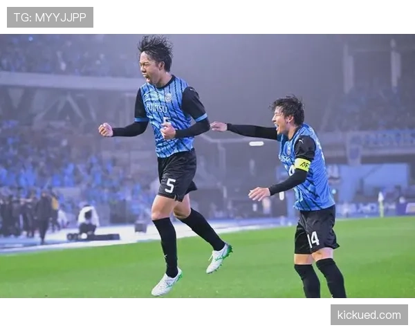 川崎前锋进入新赛季备战阶段，阵容调整与战术磨合备受关注